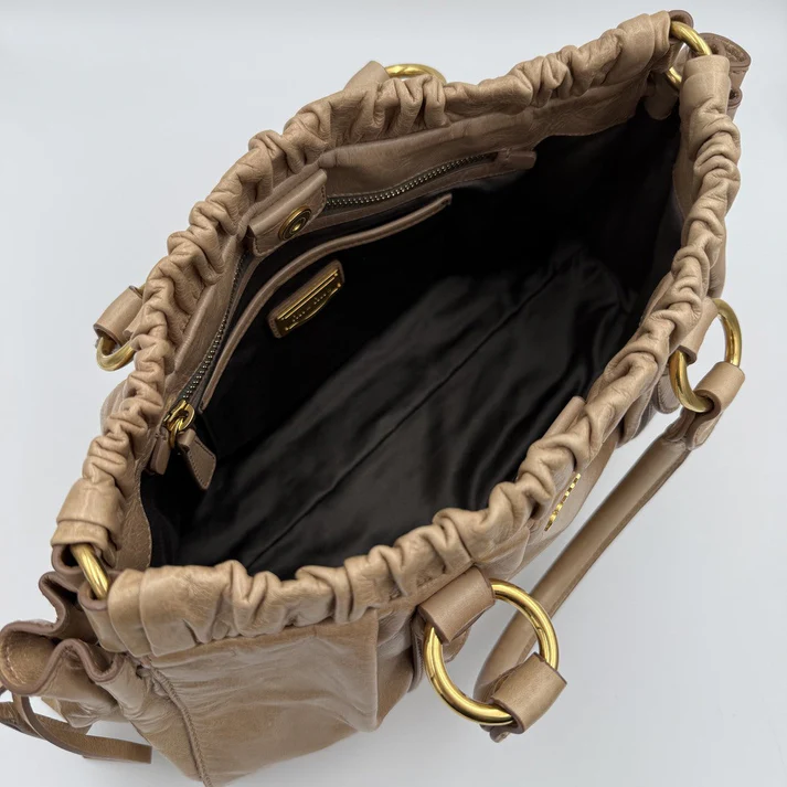 🏵️ Pre-owned Authentic Miu Miu Vitello Beige Leather Handbag 🏵️