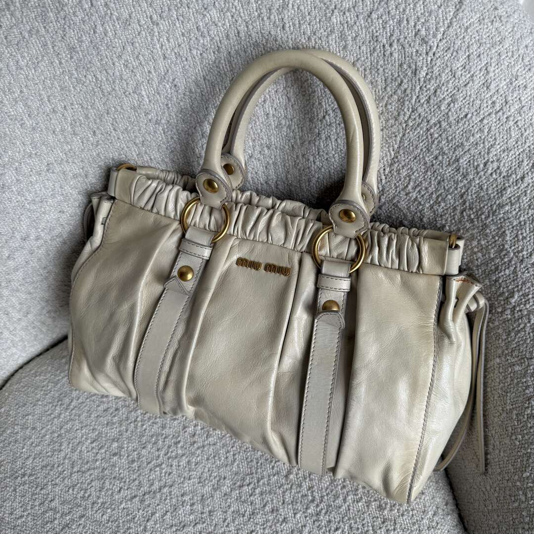 🔥 Authentic Miu Miu Vitello Leather White Handbag Pre-owned 🔥