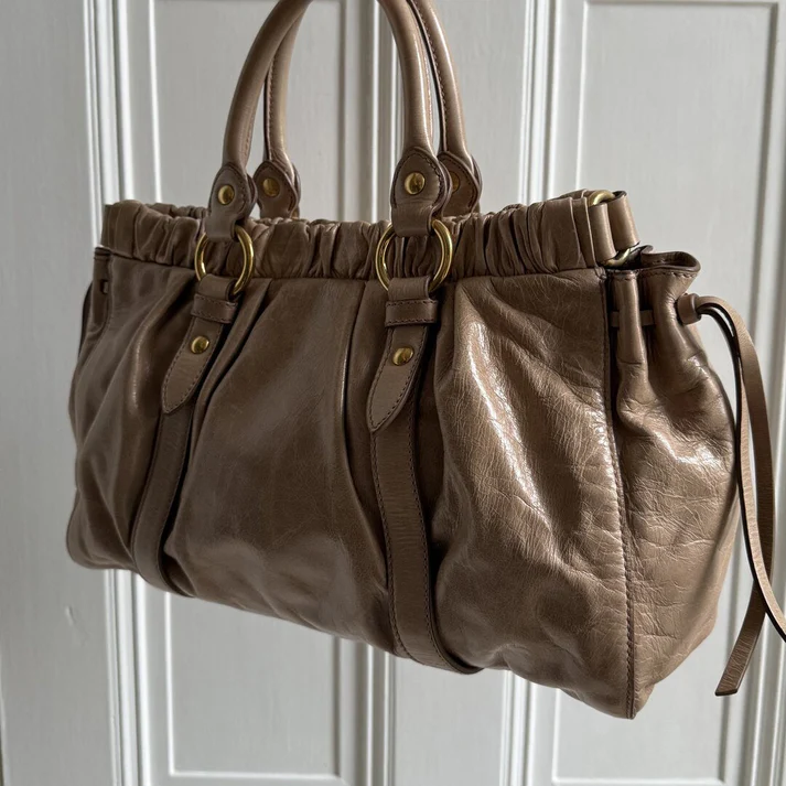 🏵️ Pre-owned Authentic Miu Miu Vitello Beige Leather Handbag 🏵️